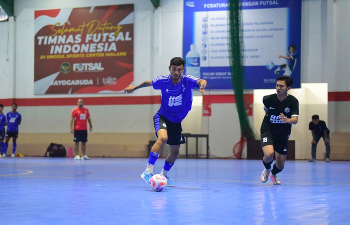 SIAPKAN AMUNISI: Andres Teran (kiri) berusaha lepas penjagaan pemain futsal UM dalam laga uji coba di nggul Sport Center, pekan lalu.