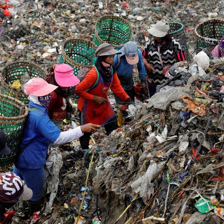 MEMPERBURUK KEADAAN: Guna mendapatkan bahan industrial yang jauh lebih murah, Indonesia memperburuk kesehatan lingkungan, dengan importir limbah sampah plastik dari negara maju.