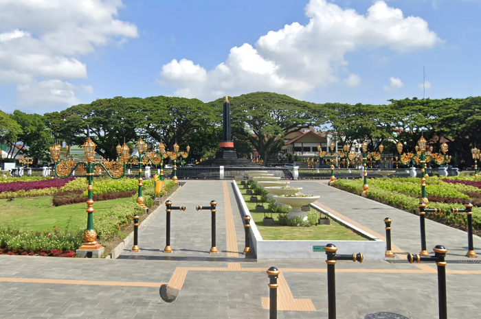 Alun-Alun Tugu Kota Malang, landmark terdekat dari Stasiun Malang (Dokumentasi Google Maps).