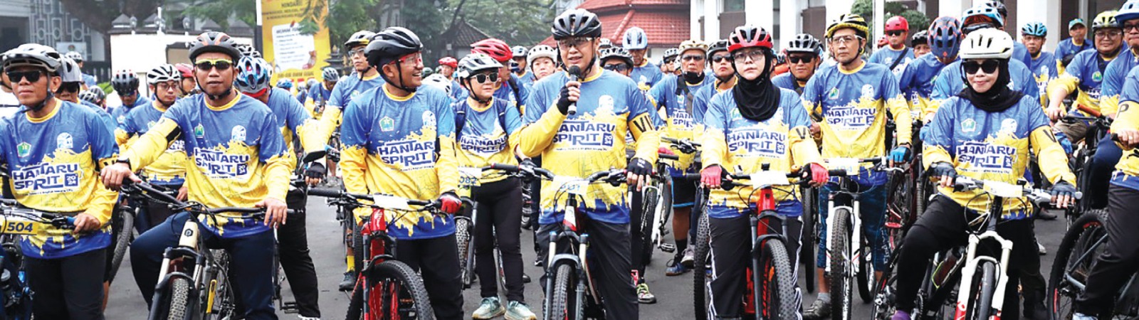 GOWES BARENG: Pj Wali Kota Malang Iwan Kurniawan (tengah) didampingi Sekda Kota Malang Erik Setyo Santoso melakukan start di halaman Balai Kota Malang. FOTO: DISKOMINFO KOTA MALANG FOR RADAR MALANG