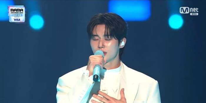 potret penampilan Byeon Woo Seok di MAMA Awards (source: menfess twitter @starfess)