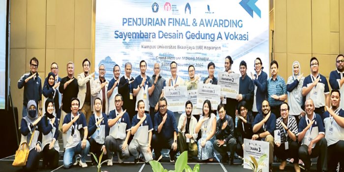 TERBAIK: Dewan juri dan panitia foto bersama para peraih juara sayembara desain gedung A vokasi UB yang digelar di Hotel Grand Mercure, Kota Malang, Sabtu lalu (23/11).