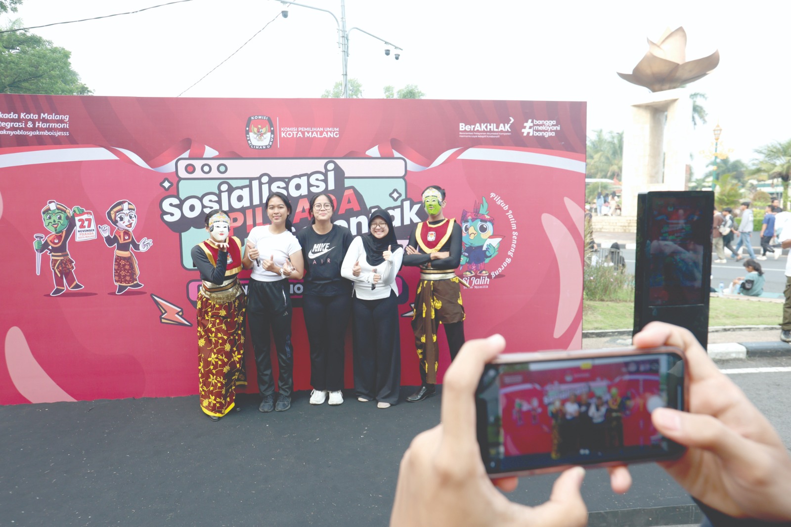 UNTUK PEMILU DAMAI: Pengunjung CFD foto bersama dua maskot Pilkada 2024 kemarin pagi. DARMONO/RADAR MALANG