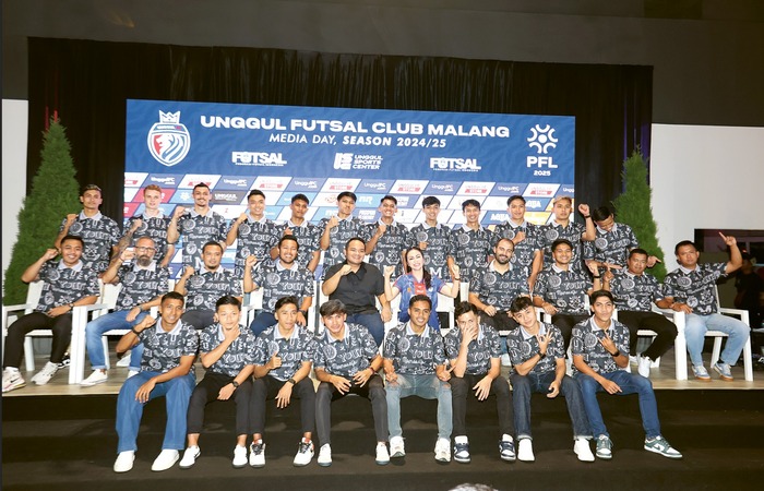 MUSIM BARU: Nicola Reza Samudra (tengah) melaunching tim Unggul Futsal Club Malang di Unggul Sport Center kemarin (24/11).