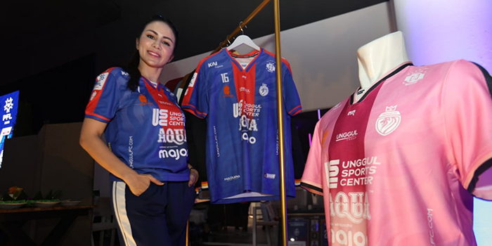 LEBIH SEG: Narova Morina Sinaga atau Momo Geisha menunjukkan kepada Jawa Pos adar Malang jersey terbaru Unggul FC Malang, kemarin.