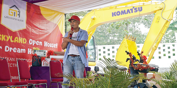 BERI PESAN: Direktur Utama PT GMA Bambang Agustiono memberi sambutan dalam open house dengan user Perumahan Skyland kemarin