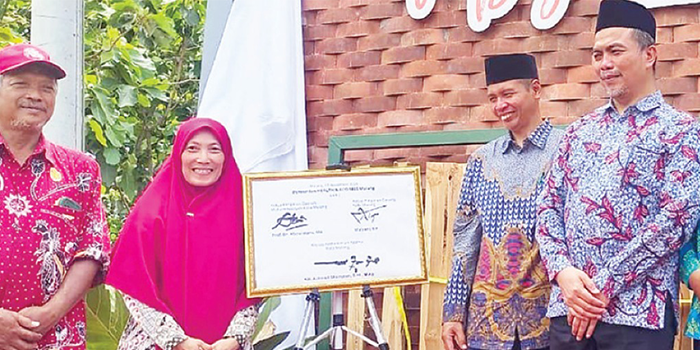 GRAND LAUNCHING: Dari kiri, Wakil Ketua PDM Kota Malang, Kepala MTs Muhammadiyah 1 & ECO MBS Malang, Ketua PDM Kota Malang,  Kepala Kemenag Kota Malang. Wakil Ketua PDM Kota Malang, dan Ketua PCM