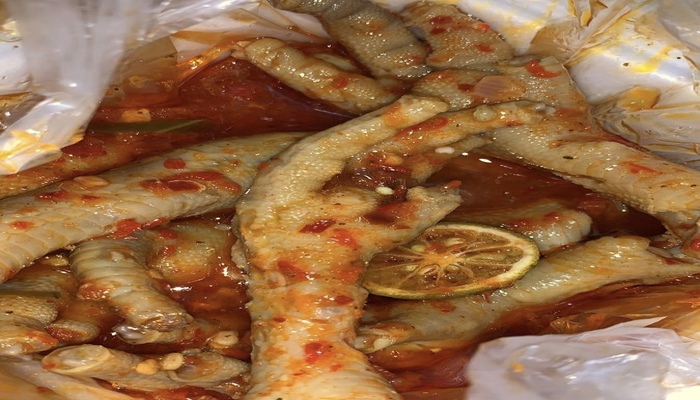 KULINER MALAM: Ceker pedas atau kerap dikenali sebagai Ceker Setan dapat menjadi andalan para pencinta pedas dikala dinginnya malam Kota Malang.