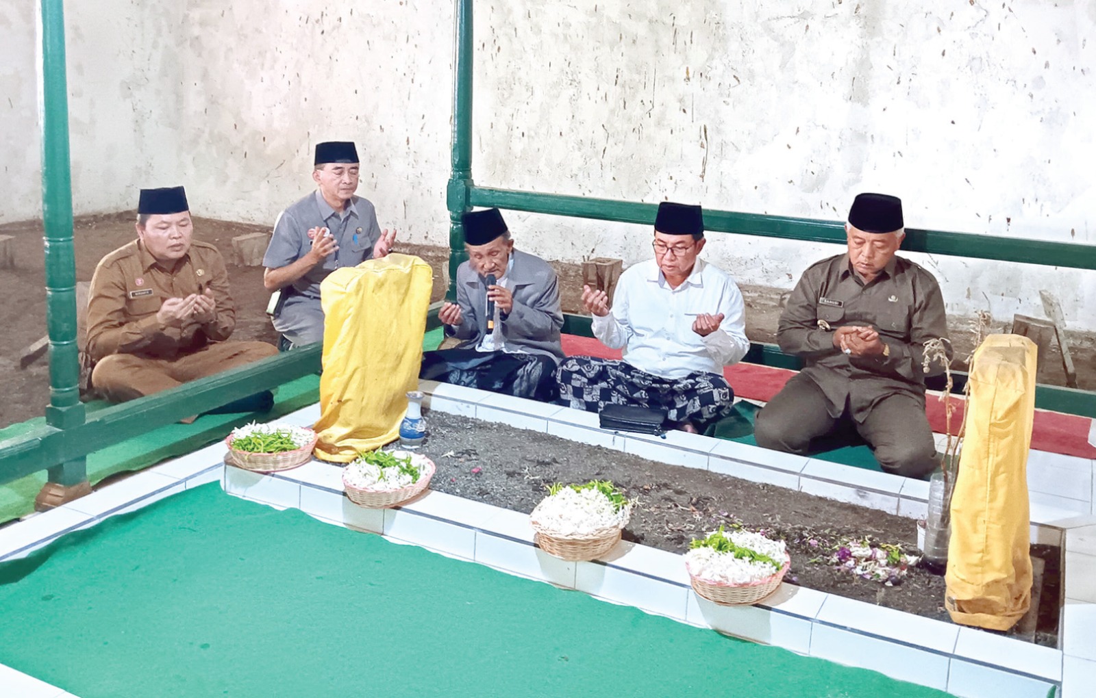 RELIGIUS: Bupati Malang H M. Sanusi (kanan) bersama tokoh masyarakat dan jajaran pejabat eselon II Pemkab Malang berdoa di makam Ki ageng Gribig kemarin (25/11). INDAH MEI YUNITA/RADAR KANJURUHAN