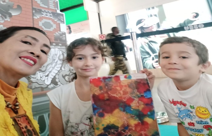 MENARIK MINAT: Suli Gazatri (kiri) mengajarkan teknik membatik kepada pengunjung Ubbo Mall, Portugal, dalam acara Festival Festival Kopi Indonesia yang digelar Kedutaan Besar Republik Indonesia (KBRI)