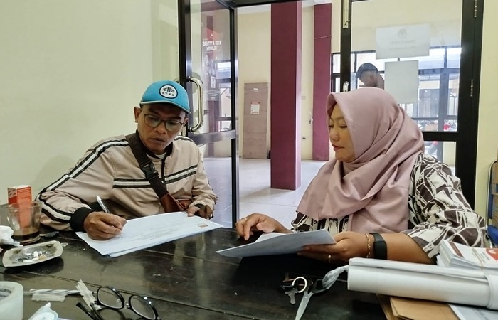 PERJUANGKAN HAK PILIH: Warga mengisi data pada formulir pindah pilih di Kelurahan Bumiayu, Kecamatan Kedungkandang 19 November lalu. Tercatat ada 3.591 orang yang mengajukan pindah pilih.