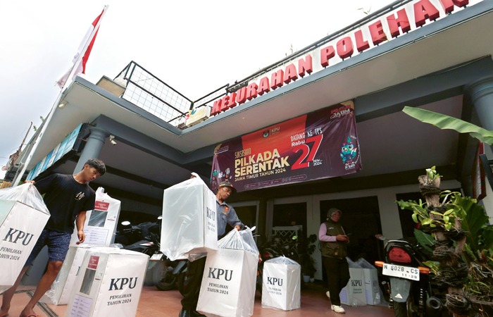 CARI TEMPAT AMAN: Logistik Pilkada dikirim ke Kantor Kelurahan Polehan, Kecamatan Blimbing, kemarin. Pengiriman ke kelurahan lain bakal dilakukan hari ini (26/11).