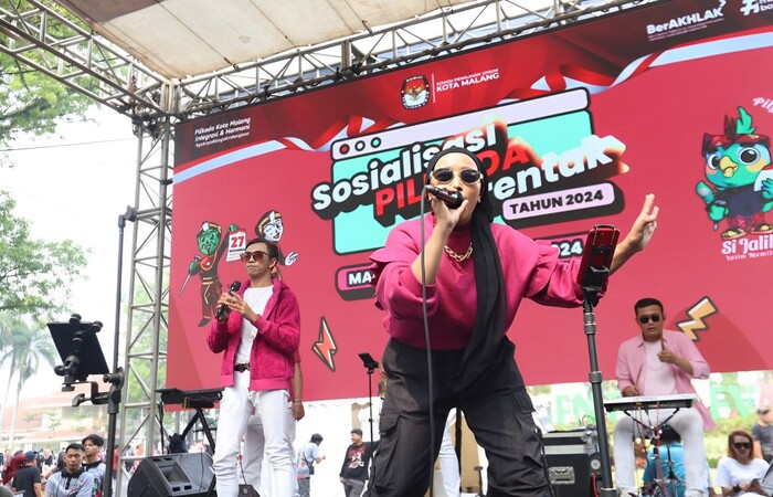 LOCAL PRIDE: Penampilan Yellow Band mampu menghibur pengunjung dengan lagu yang dibawakan.