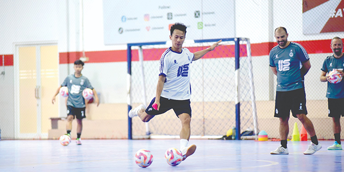 ADAPTASI LANCAR: Guntur Sulistyo menjalani latihan finishing di Unggul Sports Center, 23 November lalu. Dia diharapkan melanjutkan performa positif di Timnas Futsal.
