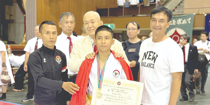 BERBUAH MANIS: Atlet Karate Kota Malang Altair Giri Assegaf (tengah) menerima penghargaan sebagai juara di Jepang, 17 November lalu.