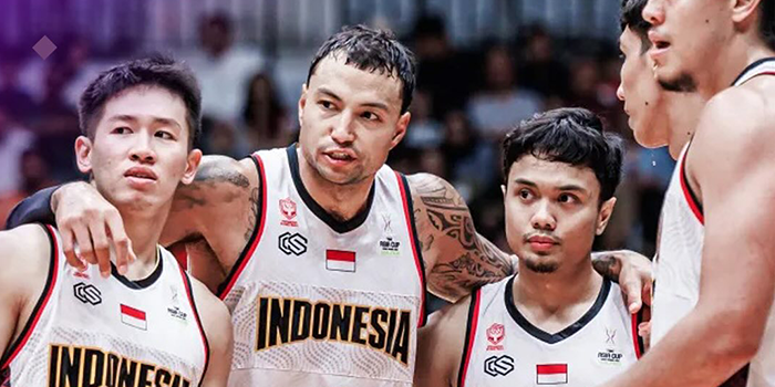 Skuad Timnas Basket Indonesia saat berhadapan dengan Thailand pada Minggu (24/11).