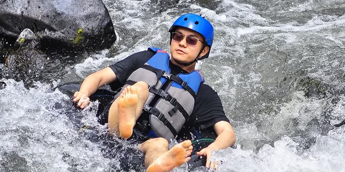 Keseruan wisatawan saat bermain di Banyumaro River Tubing.