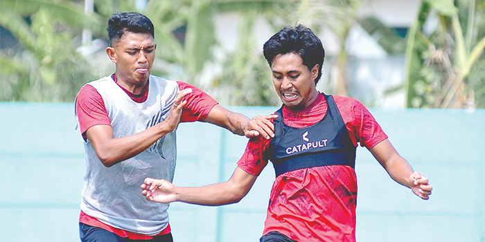 MAKSIMALKAN LATIHAN: Dedik Setiawan (kiri) berusaha merebut bola dari Bayu Aji dalam sesi latihan di ARG Soccer Field, beberapa waktu lalu.