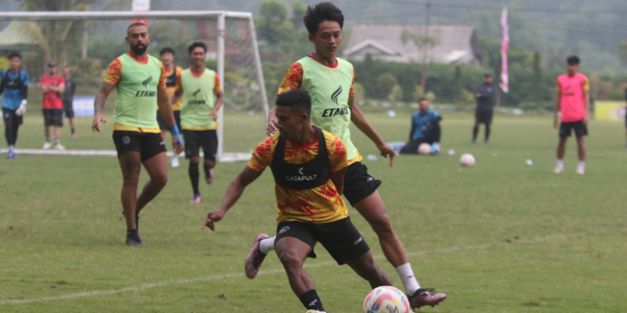 ATUR ULANG STRATEGI: Flabio Soares (depan) mencoba lepas dari penjagaan Achmad Maulana Syarif dalam sesi latihan tactical di ARG Soccer Field, Lawang, Senin lalu (25/11).
