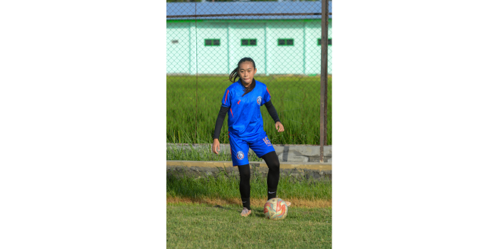 KURANG MAKSIMAL: Pemain Arema FC Women Nesian isqi mengontrol bola dalam sesi latihan di Labruk Kidul Sport enter, Lumajang, pekan lalu.