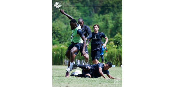 GUNAKAN HAK PILIH: Bayu Setiawan (kiri) berusaha menghadang harles Lokolingoy dalam sesi internal game di ARG Soccer Field, Lawang, kemarin.