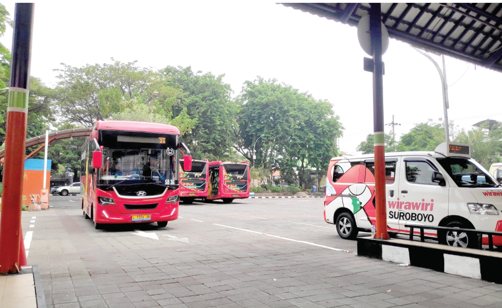 ARMADA BARU: Electric City Bus melintas di shelter pemberangkatan Terminal Bratang kemarin siang (26/11). AZAMI RAMADHAN/JAWA POS