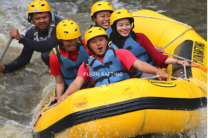 Keseruan bermain arung jeram di Pujon (Instagram Pujon Rafting).