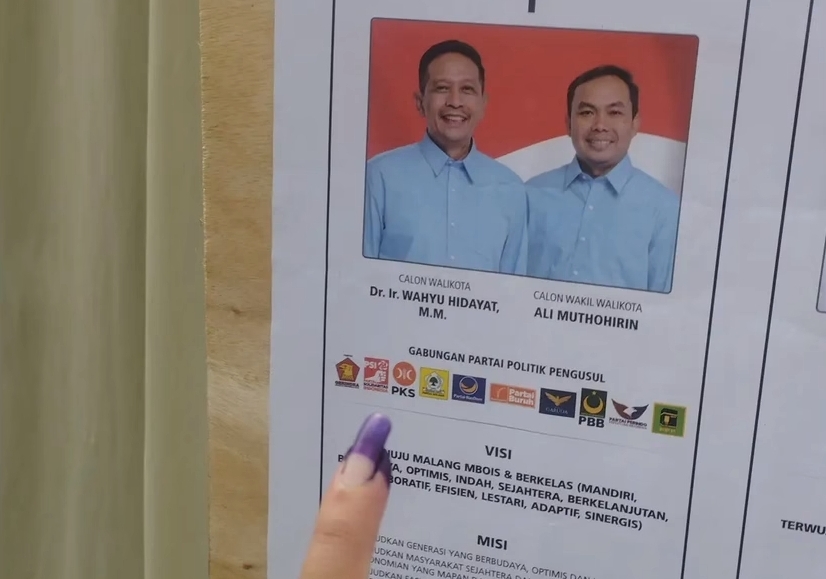 Surat suara yang menunjukkan jari pemilih menunjuk Wahyu Hidayat Ali Muthohirin, calon walikota dan wakil walikota malang 2024