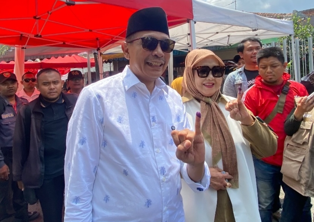 Wahyu Hidayat Calon Walikota Malang nomor urut 1 menunjukkan tangan yang terkena tinta usai nyoblos