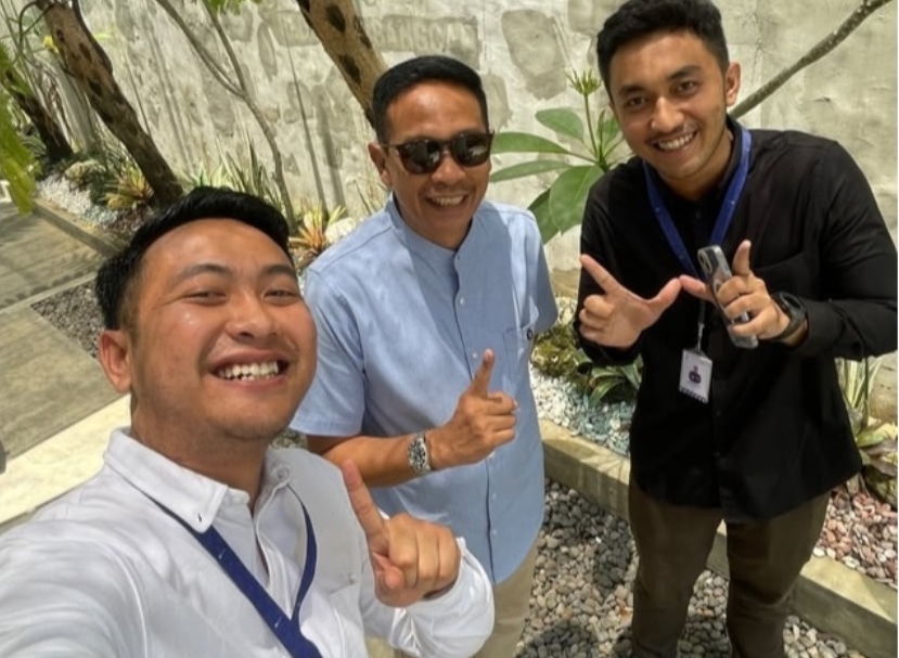Wahyu Hidayat (tengah), calon walikota malang 2024 nomor urut 1 berfoto dengan simpatisan