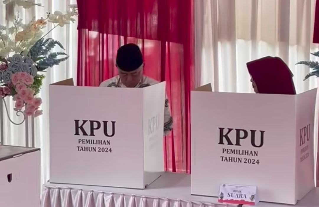 Calon Bupati Malang petahana Sanusi nyoblos di TPS bersama istri, hasil quick count Sanusi menang telak