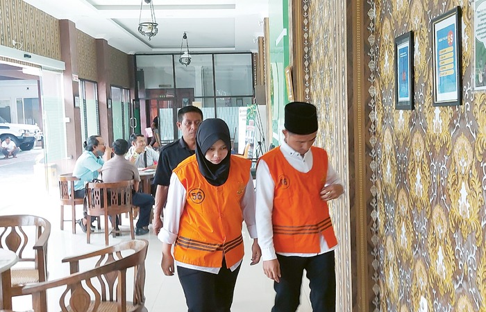 MENYESAL: Bambang Arifianto (kanan) dan Rita Novianto berjalan menuju ruang sidang Pengadilan Negeri Kepanjen untuk mendengarkan tuntutan jaksa kemarin (26/11).