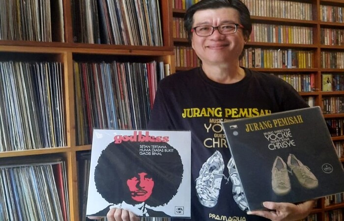 KOLEKTOR: Harijanto menunjukkan koleksi piringan hitam yang disimpan di lantai dua rumahnya. Di ruangan tersebut juga tertata rapi sekitar 20 ribu kaset.