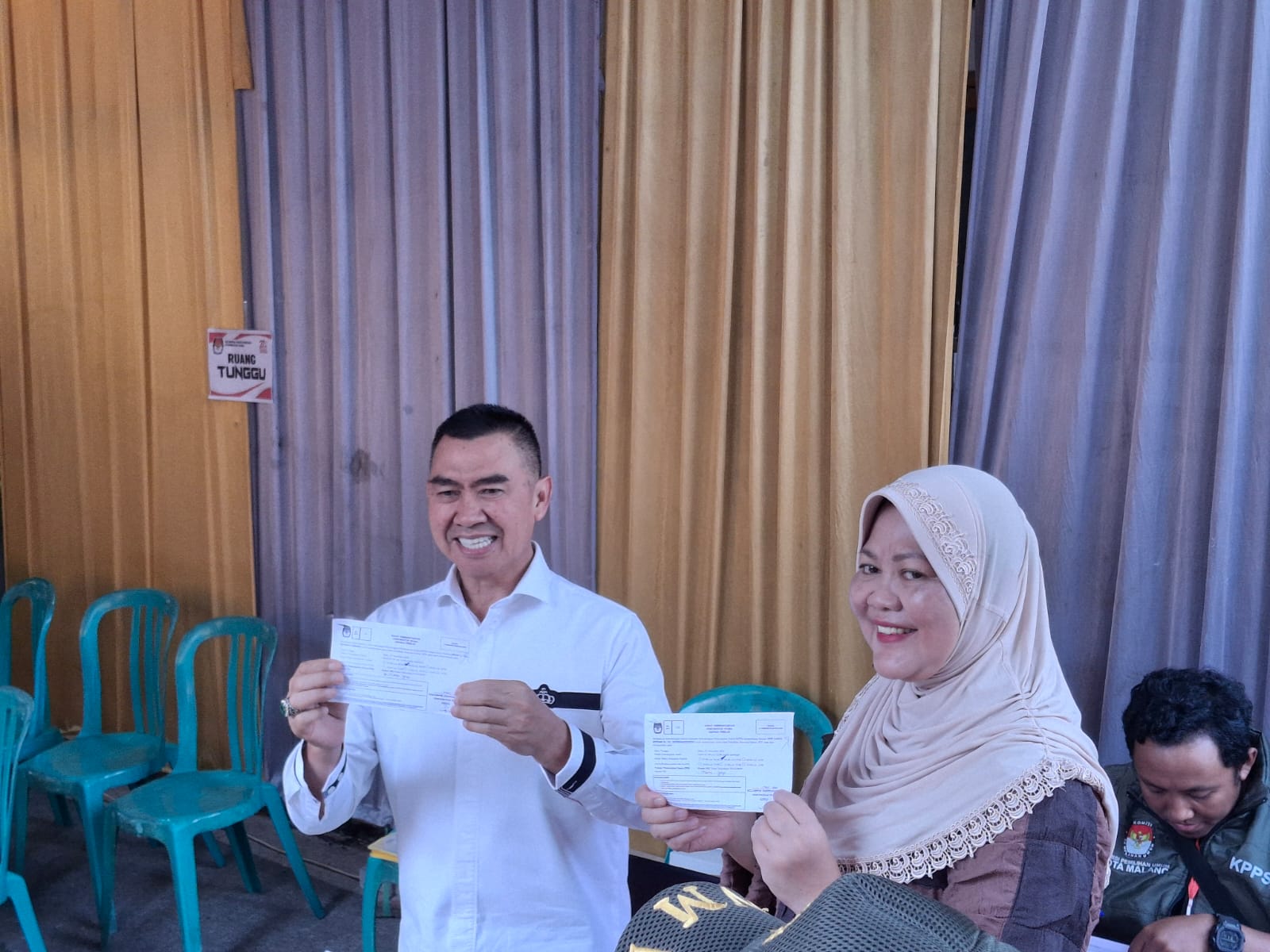Abah Anton menunjukkan surat suaranya pada awak media di TPS 002 Dinoyo, didampingi istri Umi Farida, Rabu (27/11). Abah Anton adalah calon walikota malang nomor urut 3