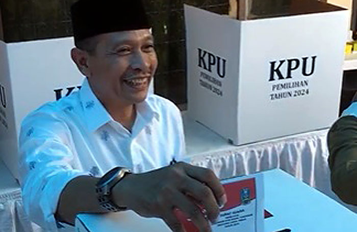 Wahyu Hidayat, calon Walikota Malang nomor urut 1 nyoblos di TPS 20 Jalan Nusa Indah
