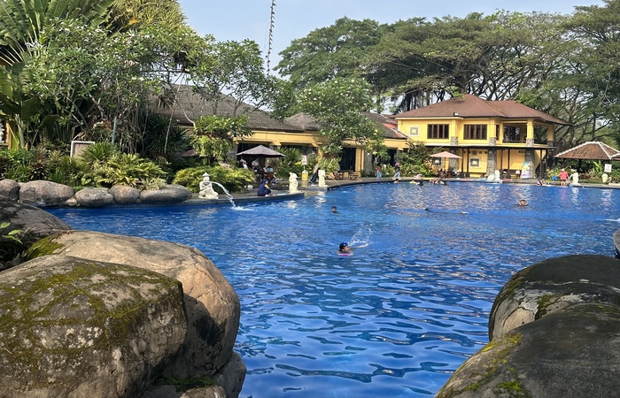 Kolam renang Araya Family Club