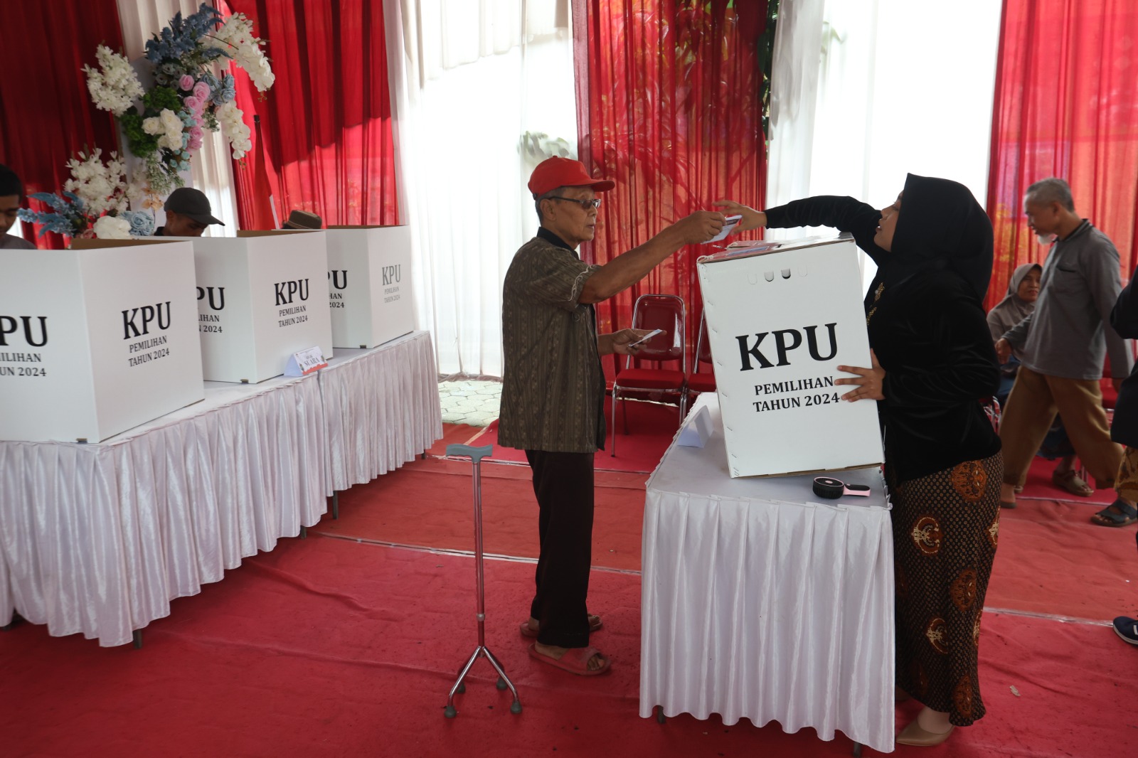 GERAK CEPAT: Salah satu warga memasukkan surat suara di TPS 08 Kecamatan Gondanglegi, Kabupaten Malang. Pilkada di Kabupaten Malang diwarnai kekurangan surat suara. DARMONO / RADAR MALANG