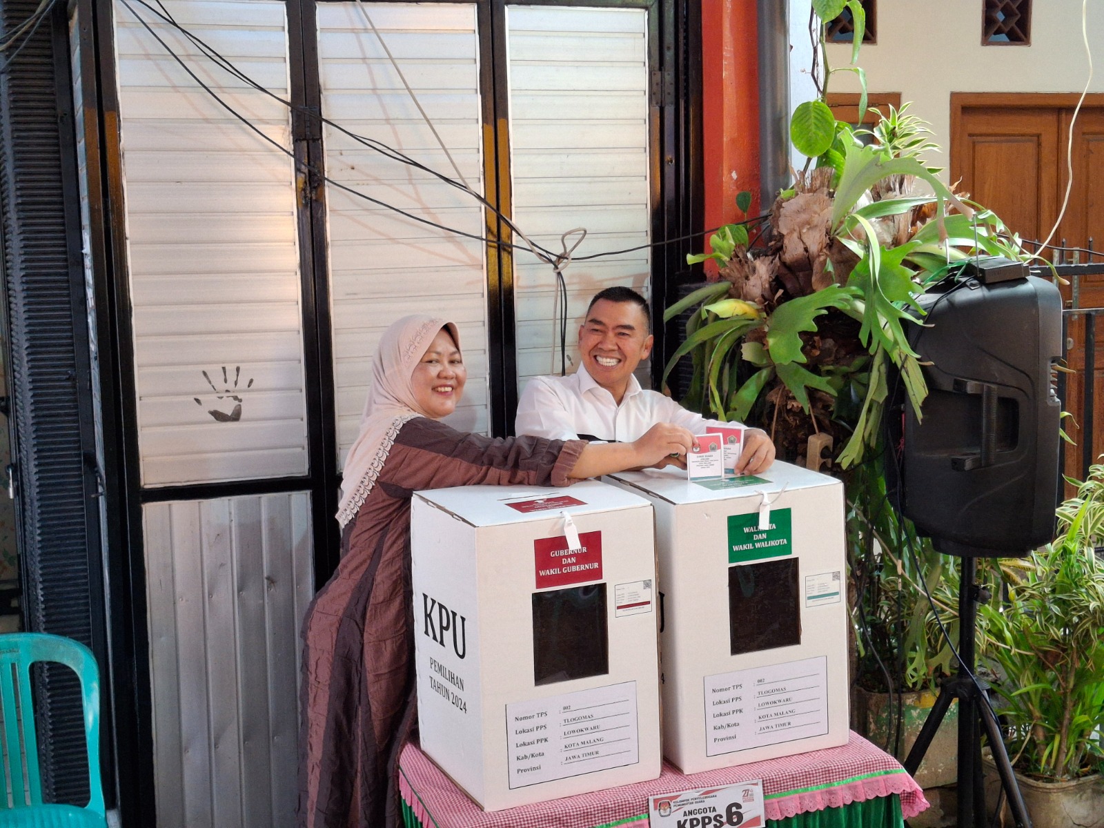 SAMPAIKAN TERIMA KASIH: Moch. Anton bersama istrinya, Dewi Farida Suryani, nyoblos di TPS 02 Kelurahan Dinoyo, Lowokwaru. NABILA AMELIA/ RADAR MALANG