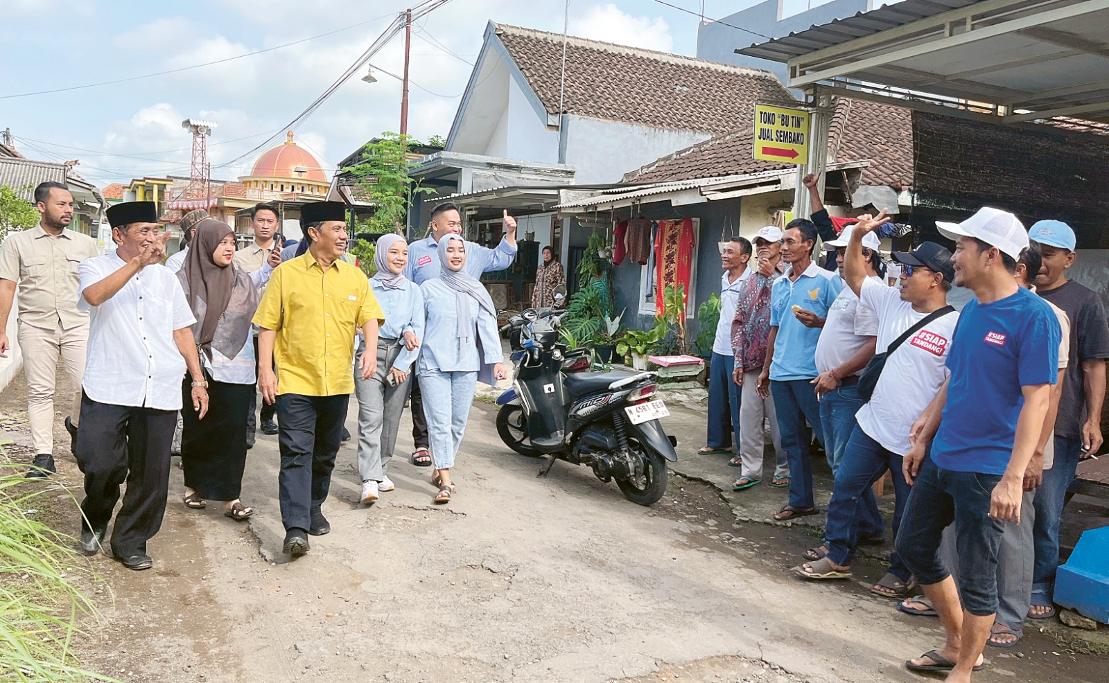 Gunawan Wibisono (berbaju kuning) berjalan menuju TPS 07 Desa Gondanglegi Wetan sambil menyapa warga. NAHDIATUL AFFANDIAH/RADAR MALANG