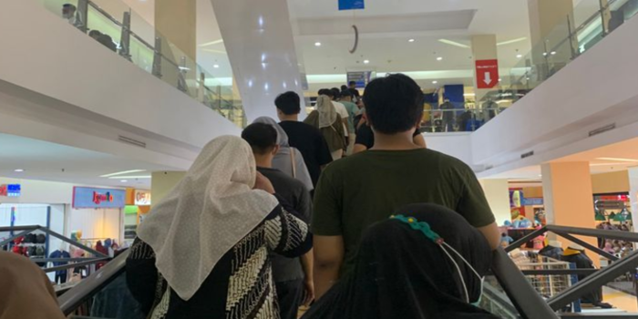 Mall ramai pengunjung mencari promo (Foto: Pinterest/Tasyamaulitaa).