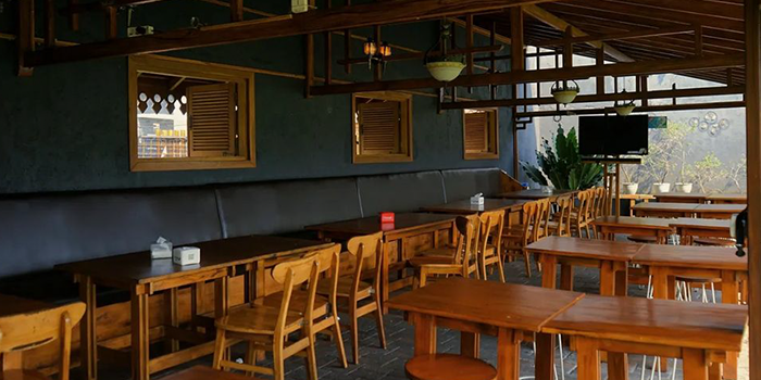 Suasana di Nendes Kombet (NK) Cafe Malang.