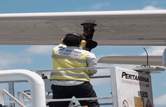 Pengisian bahan bakar pesawat oleh Pertamina