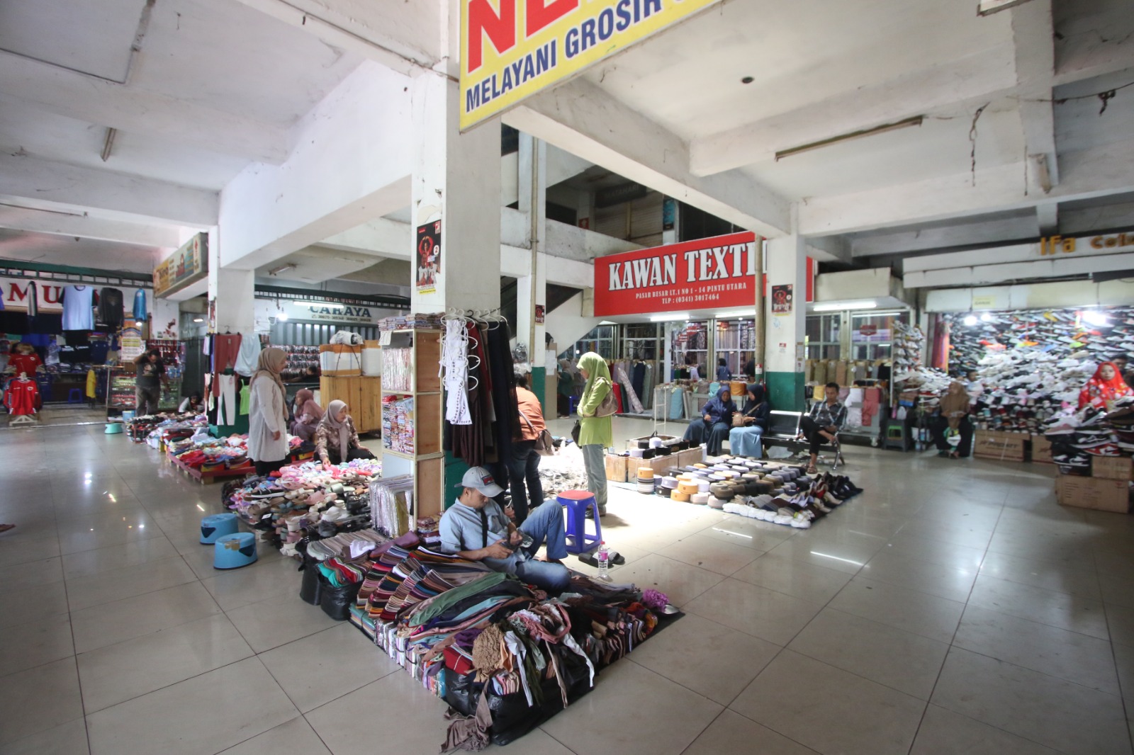 OPTIMISTIS: Sejumlah pedagang membuka lapak di lantai satu Pasar Besar. Bila rencana rehabilitasi disetujui, mereka bakal direlokasi. SATRIA CAHYONO / RADAR MALANG