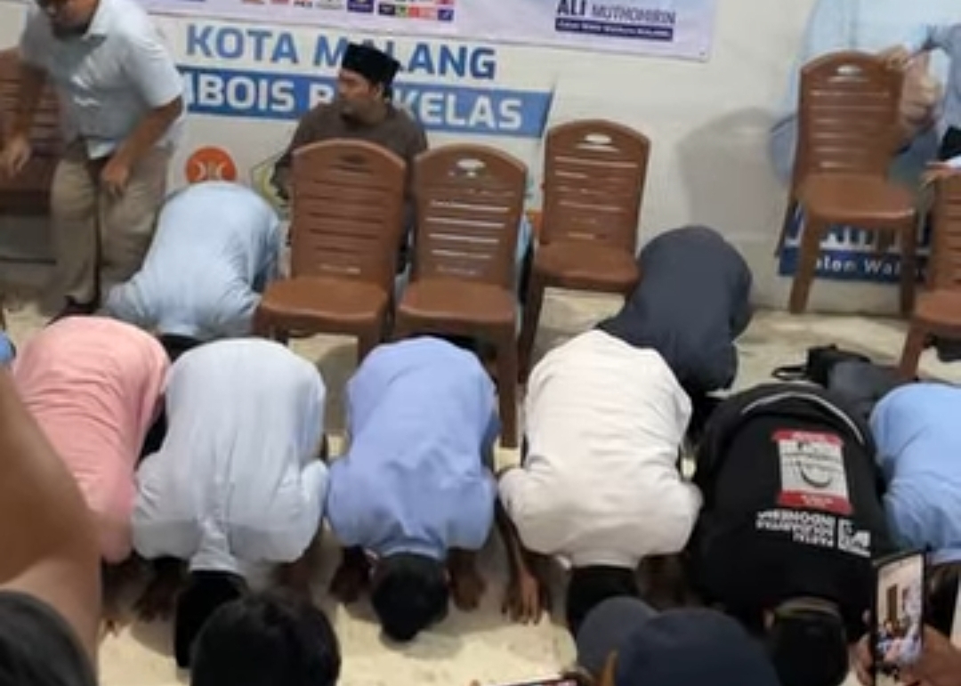 Wahyu Hidayat dan Ali Muthohirin, paslon nomor urut 1 sujud syukur bersama tim pemenangan Pilkada Kota Malang