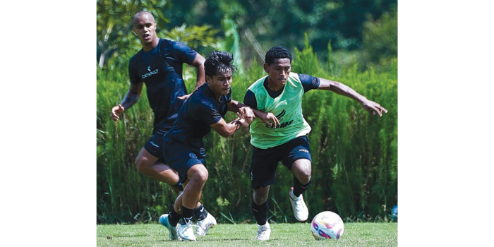 LEBIH LELUASA: Iksan Lestaluhu (kanan) berebut bola dengan Hamzah Titofani dalam sesi latihan di ARG Soccer Field Lawang, pekan lalu.