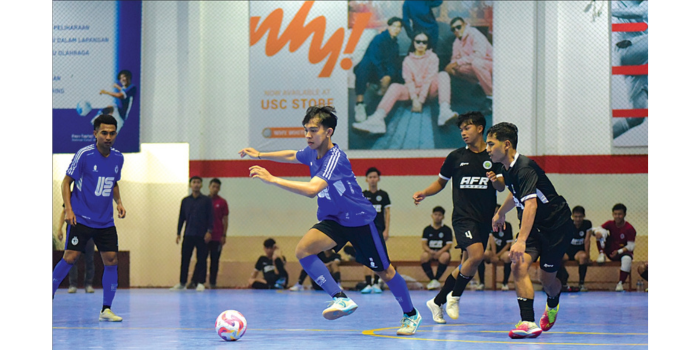 SIAP JUARA: Pemain Unggul FC Malang Ikrima Nofiansyah (kiri) berusaha menerobos pertahanan tim futsal UM dalam laga uji coba di Unggul Sport Center, beberapa waktu lalu.