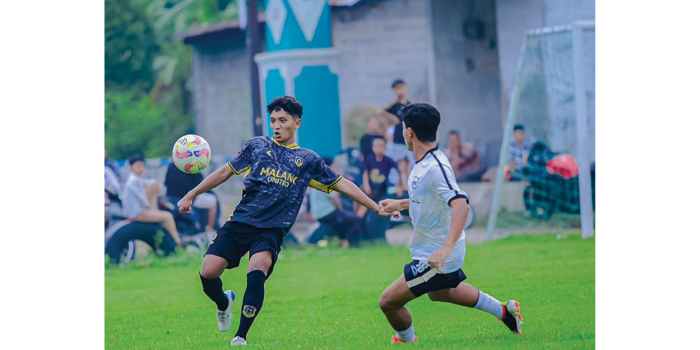 BERBENAH: Pemain Malang United (kiri) berusaha mengontrol bola dalam laga uji coba melawan RANS Nusantara FC, Selasa lalu (26/11).