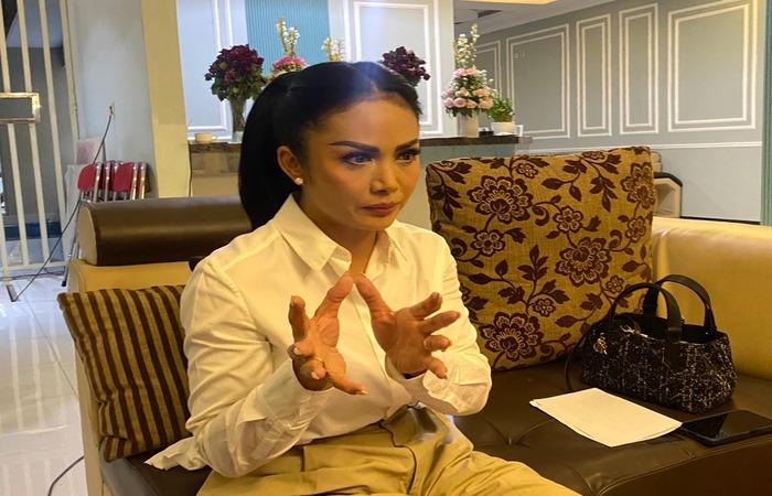 TAK INGIN LARUT: Kris Dayanti memberikan pernyataan di sebuah vila kawasan Desa Sidomulyo setelah hasil hitung cepat menempatkan dirinya di posisi tiga pada Rabu malam (27/11).