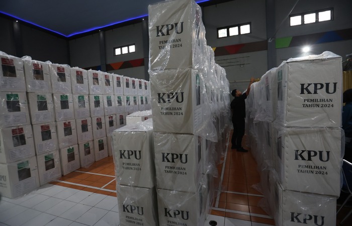 PERSIAPAN REKAP: Logistik dari TPS di wilayah Kecamatan Sukun sudah tiba di Kantor Kecamatan Sukun kemarin.