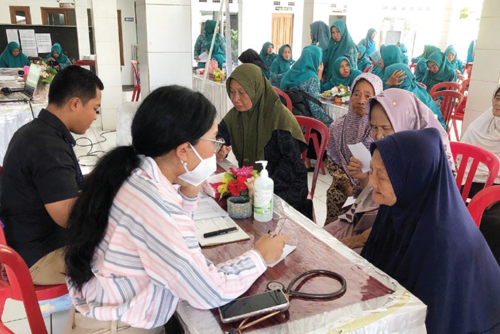 PEDULI LANSIA: Tim layanan kesehatan dari RS Prasetya Husada melayani  pemeriksaan kesehatan gratis untuk para lansia di desa Tawangargo, Rabu (20/11).